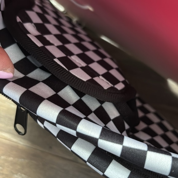 Tumbler Holder,crossbody/shoulder,zip pockets, water resistant/shockproof - Picture 10 of 11